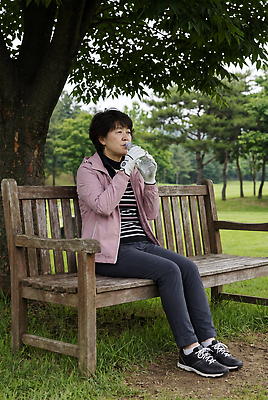 JPG 나무 편집이미지 여자 여유 벤치 휴식 앉기 잔디 물 운동복 마시기 의료성형뷰티 파크골프 편집실사 AI인물포토 AI콘텐츠 자연요소 식물 옷 감정 컨셉 골프 의자 모션 사람 CG 파일형식 AI포토 가구 구기 스포츠 생활용품 오브젝트