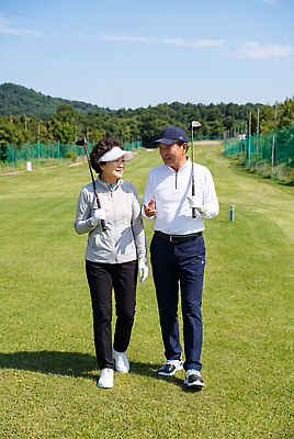 JPG 나무 편집이미지 여자 골프 레저 대화 잔디 야외 친구 운동 햇빛 걷기 의료성형뷰티 파크골프 편집실사 AI인물포토 AI콘텐츠 식물 관계 모션 건강 말하기 사람 빛 구기 CG 파일형식 AI포토 스포츠