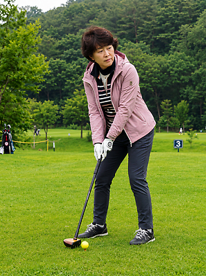 JPG 나무 편집이미지 여자 스포츠 골프 공 골프장 잔디 운동 준비 티샷 의료성형뷰티 파크골프 편집실사 AI인물포토 AI콘텐츠 식물 스포츠시설 건강 사람 구기 CG 파일형식 AI포토 시설