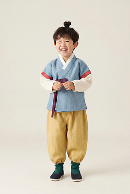 JPG 편집이미지 전통 옷 리본 문화 어린이 한국 서기 웃음 소년 한복 의료성형뷰티 편집실사 AI인물포토 AI콘텐츠 한국전통 남자 아시아 모션 표정 사람 전통의상 CG 파일형식 AI포토 나라