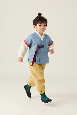 JPG 편집이미지 전통 옷 패션 문화 어린이 놀이 한국 소년 걷기 한복 집중 의료성형뷰티 편집실사 AI인물포토 AI콘텐츠 한국전통 남자 아시아 컨셉 모션 사람 전통의상 CG 파일형식 AI포토 나라