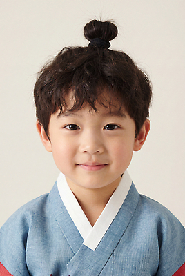 JPG 편집이미지 어린이 한국 미소 웃음 이벤트 소년 앞모습 귀여움 전통의상 한복 의료성형뷰티 편집실사 AI인물포토 AI콘텐츠 한국전통 전통 남자 아시아 뷰포인트 컨셉 표정 사람 CG 파일형식 AI포토 나라