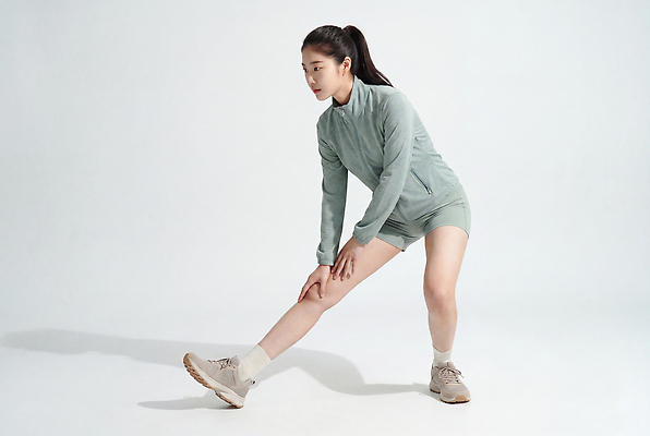 JPG 편집이미지 여자 포즈 실내 건강 운동복 운동 헬스 스트레칭 다리 체육 러닝 의료성형뷰티 편집실사 AI인물포토 AI콘텐츠 옷 사람 내부 CG 파일형식 AI포토