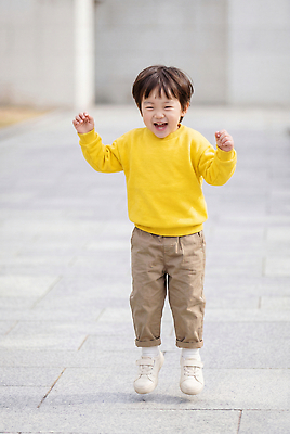 JPG 편집이미지 행복 어린이 겨울 놀이 표정 웃음 소년 달리기 노란색 스웨터 즐거움 외출 의료성형뷰티 편집실사 AI인물포토 AI콘텐츠 계절 남자 감정 컬러 상의 모션 사람 CG 파일형식 AI포토 옷