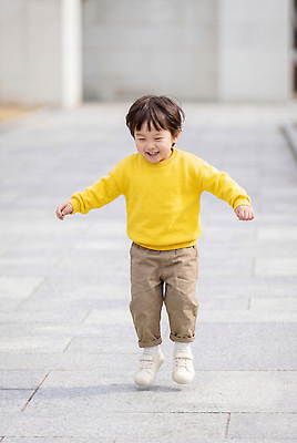 JPG 편집이미지 옷 행복 길 어린이 소년 야외 달리기 노란색 돌 즐거움 놀기 의료성형뷰티 편집실사 AI인물포토 AI콘텐츠 남자 감정 컬러 모션 사람 CG 파일형식 AI포토