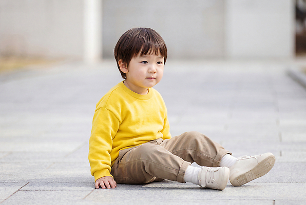 JPG 편집이미지 행복 어린이 겨울 놀이 날씨 거리 바닥 소년 야외 노란색 놀기 의료성형뷰티 편집실사 AI인물포토 AI콘텐츠 계절 남자 감정 컬러 모션 사람 CG 파일형식 AI포토