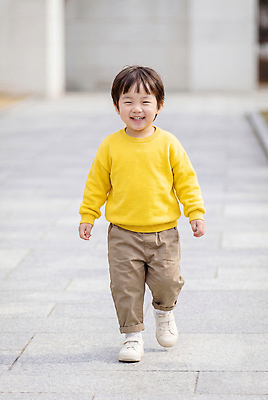 JPG 편집이미지 어린이 표정 미소 소년 일상 노란색 걷기 즐거움 의료성형뷰티 편집실사 AI인물포토 AI콘텐츠 남자 감정 컬러 모션 사람 라이프 CG 파일형식 AI포토 생활