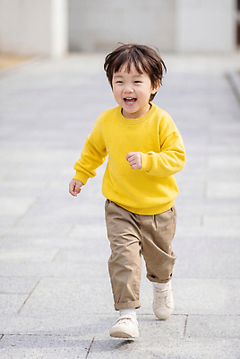 JPG 편집이미지 옷 어린이 거리 소년 달리기 노란색 걷기 즐거움 놀기 의료성형뷰티 편집실사 AI인물포토 AI콘텐츠 남자 감정 컬러 모션 사람 CG 파일형식 AI포토