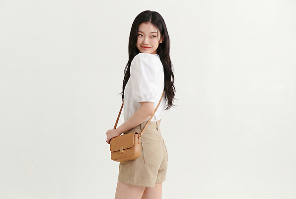 JPG 모델 편집이미지 옷 여자 패션 포즈 가방 블라우스 여름옷 숏팬츠 의료성형뷰티 스타일 편집실사 AI인물포토 AI콘텐츠 잡화 상의 사람 여름 CG 파일형식 AI포토 계절