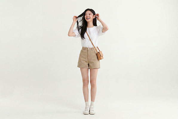 JPG 모델 편집이미지 옷 여자 패션 티셔츠 가방 바지 스튜디오 웃음 일상 블라우스 여름옷 의료성형뷰티 스타일 편집실사 AI인물포토 AI콘텐츠 잡화 셔츠 상의 하의 표정 사람 라이프 여름 CG 파일형식 AI포토 계절 생활