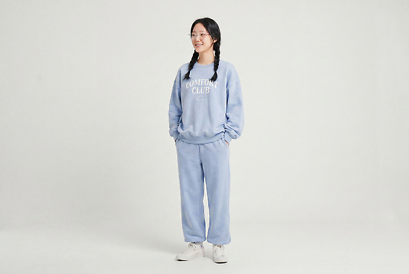 JPG 편집이미지 옷 여자 서기 미소 편안함 주머니 의료성형뷰티 스타일 편집실사 AI인물포토 AI콘텐츠 모션 표정 사람 감각 CG 파일형식 AI포토