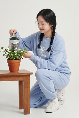 JPG 식물 편집이미지 여자 화분 자연 실내 흙 물뿌리개 성장 물주기 원예 의료성형뷰티 편집실사 AI인물포토 AI콘텐츠 모션 사람 취미 내부 CG 생태계 파일형식 AI포토