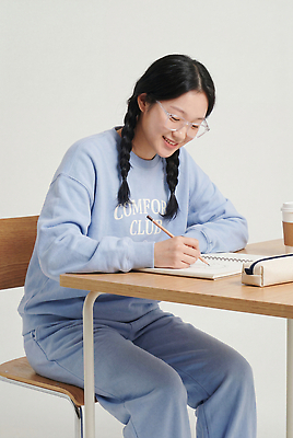JPG 편집이미지 여자 커피 실내 미소 학습 공책 기록 작업 집중 책상 의료성형뷰티 편집실사 AI인물포토 AI콘텐츠 교육 음료 가구 컨셉 문구용품 표정 사람 내부 CG 파일형식 AI포토 생활용품 오브젝트