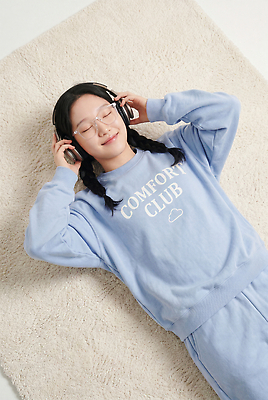 JPG 편집이미지 여자 음악 휴식 일상 헤드폰 카펫 방 소음 의료성형뷰티 편집실사 AI인물포토 AI콘텐츠 음향기기 컨셉 문화예술 사람 라이프 소리 CG 파일형식 AI포토 생활 전자제품
