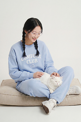JPG 편집이미지 여자 대화 웃음 앉기 반려동물 고양이 방 즐거움 무릎 의료성형뷰티 편집실사 AI인물포토 AI콘텐츠 동물 감정 포유류 모션 표정 말하기 사람 신체부위 CG 파일형식 AI포토