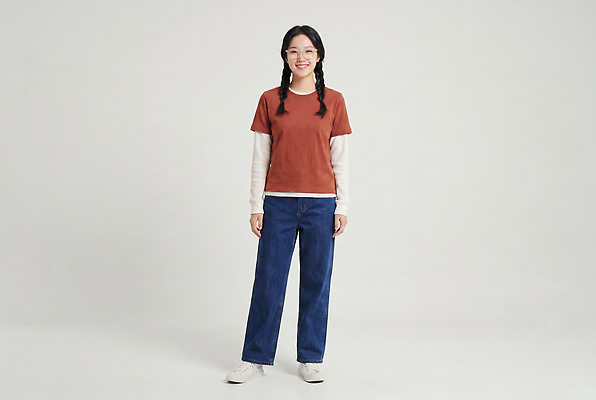 JPG 편집이미지 여자 패션 스튜디오 한국 땋은머리 미소 일상 청바지 흰배경 의료성형뷰티 편집실사 AI인물포토 AI콘텐츠 헤어스타일 아시아 바지 표정 사람 라이프 흰색 CG 파일형식 AI포토 나라 컬러 하의 생활 옷
