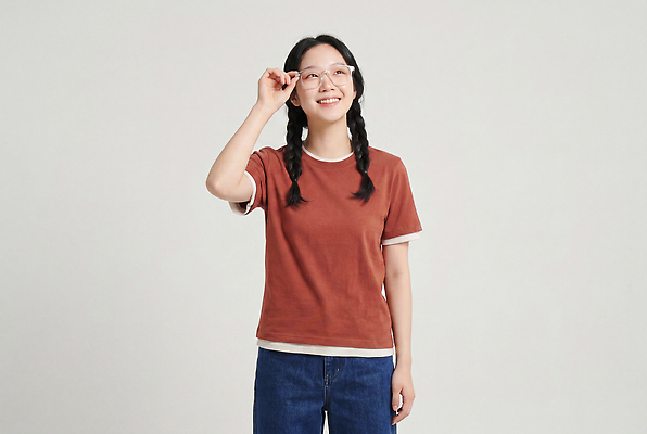 JPG 편집이미지 헤어스타일 여자 안경 포즈 티셔츠 표정 웃음 일상 의료성형뷰티 편집실사 AI인물포토 AI콘텐츠 잡화 셔츠 사람 라이프 CG 파일형식 AI포토 상의 생활 옷