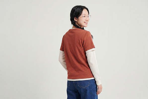 JPG 편집이미지 옷 여자 패션 표정 미소 뒤돌아보기 즐거움 의료성형뷰티 편집실사 AI인물포토 AI콘텐츠 감정 모션 사람 CG 파일형식 AI포토