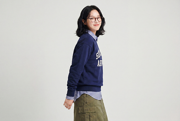 JPG 편집이미지 옷 여자 포즈 표정 미소 일상 소파 편안함 의료성형뷰티 스타일 편집실사 AI인물포토 AI콘텐츠 의자 사람 라이프 감각 CG 파일형식 AI포토 가구 생활 생활용품 오브젝트