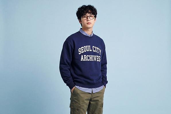 JPG 편집이미지 옷 남자 포즈 스튜디오 캐주얼 파란색 운동 스웨터 의료성형뷰티 Fashion 편집실사 AI인물포토 AI콘텐츠 컬러 상의 건강 사람 CG 파일형식 AI포토