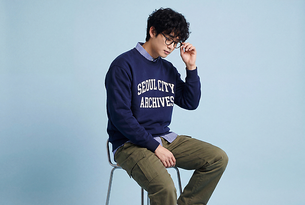 JPG 편집이미지 패션 남자 생각 캐주얼 파란색 편안함 스웨터 의료성형뷰티 스타일 편집실사 AI인물포토 AI콘텐츠 옷 컬러 상의 사람 감각 CG 파일형식 AI포토