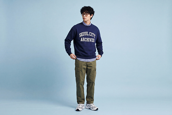 JPG 편집이미지 옷 패션 남자 실내 서기 스웨터 의료성형뷰티 스타일 편집실사 AI인물포토 AI콘텐츠 상의 모션 사람 내부 CG 파일형식 AI포토