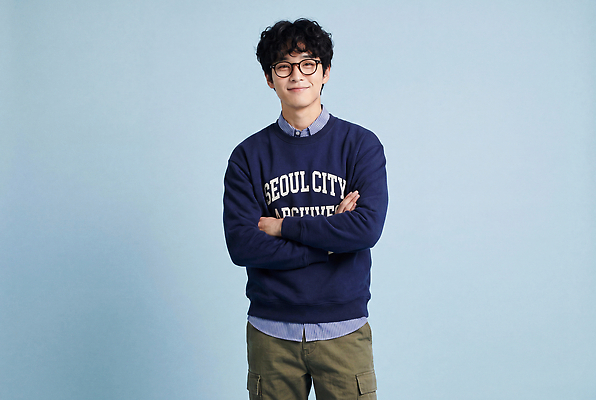 JPG 편집이미지 패션 남자 미소 웃음 일상 파란색 팔짱 스웨터 의료성형뷰티 스타일 Casual 편집실사 AI인물포토 AI콘텐츠 컬러 상의 모션 표정 사람 라이프 CG 파일형식 AI포토 옷 생활