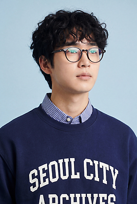 JPG 모델 편집이미지 패션 남자 안경 포즈 청년 일상 앞모습 파란색 의료성형뷰티 스타일 편집실사 AI인물포토 AI콘텐츠 잡화 뷰포인트 컬러 사람 성인 라이프 CG 파일형식 AI포토 생활