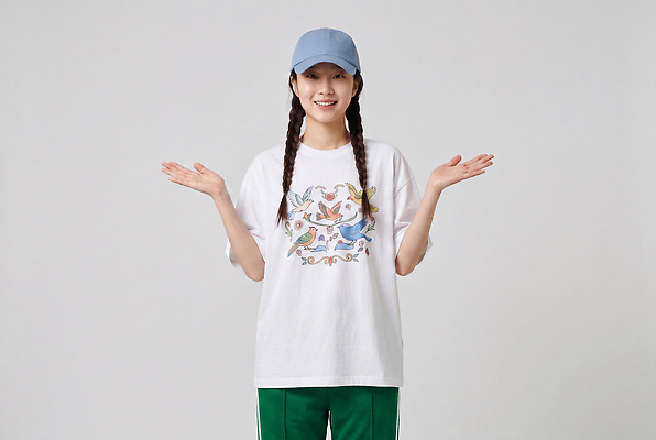 JPG 편집이미지 헤어스타일 여자 패션 포즈 티셔츠 밝음 미소 오브젝트 캡모자 의료성형뷰티 스트리트패션 편집실사 AI인물포토 AI콘텐츠 모자 셔츠 표정 사람 CG 파일형식 AI포토 잡화 상의 옷