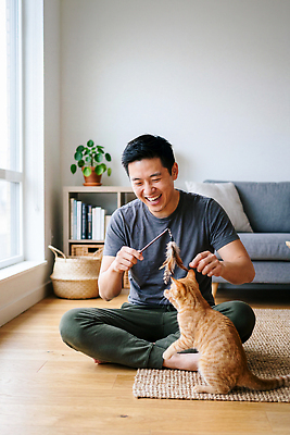 JPG 편집이미지 남자 행복 거실 웃음 사람 반려동물 장난감 고양이 즐거움 놀기 의료성형뷰티 고양이낚시대 편집실사 AI인물포토 AI콘텐츠 동물 감정 포유류 모션 표정 CG 파일형식 애묘용품 AI포토 반려용품 오브젝트