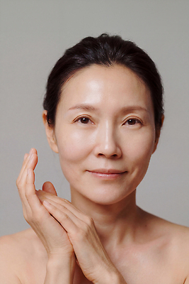 JPG 편집이미지 여자 얼굴 중년 자연 건강 뷰티 피부 피부관리 부드러움 스킨케어 의료성형뷰티 편집실사 AI인물포토 AI콘텐츠 사람 성인 신체부위 감각 CG 생태계 파일형식 AI포토