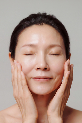 JPG 편집이미지 여자 행복 얼굴 중년 포즈 실내 관리 미소 뷰티 편안함 피부 피부관리 스킨케어 의료성형뷰티 편집실사 AI인물포토 AI콘텐츠 감정 표정 사람 성인 내부 신체부위 감각 CG 파일형식 AI포토