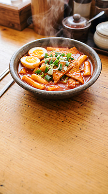 JPG 편집이미지 그릇 한식 음식 탁자 한국 요리 계란 수증기 떡볶이 매움 파 길거리음식 편집실사 AI포토 AI콘텐츠 식기 아시아 가구 채소 알 맛 분식 CG 파일형식 나라 생활용품 컨셉 오브젝트