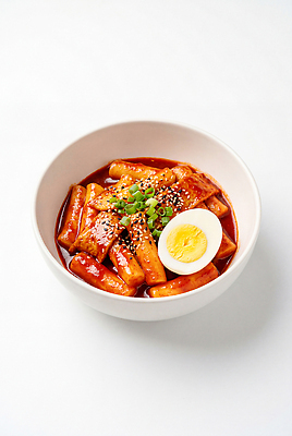 JPG 편집이미지 그릇 음식 요리 계란 식사 양념 맛 떡볶이 매움 쪽파 편집실사 AI포토 AI콘텐츠 식기 컨셉 알 분식 CG 파 파일형식 채소