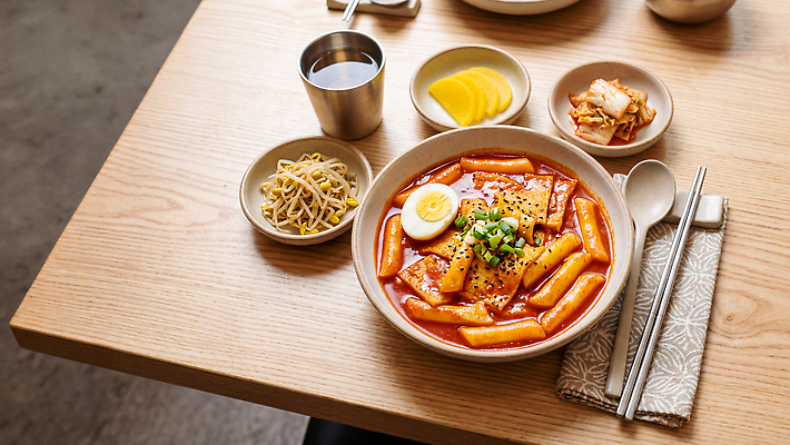 JPG 편집이미지 음료 음식 젓가락 탁자 반찬 김치 식당 식사 떡볶이 매움 단무지 콩나물 점심 편집실사 AI포토 AI콘텐츠 한식 가구 채소 수저 상점 맛 분식 CG 나물 파일형식 식기 생활용품 컨셉 오브젝트