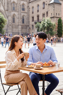 JPG 편집이미지 여자 남자 커피 음식 데이트 신혼부부 탁자 아침 거리 대화 사랑 웃음 여러명 일상 카페 신혼여행 크루아상 즐거움 카페테리아 의료성형뷰티 편집실사 AI인물포토 AI콘텐츠 주간 부부 감정 음료 빵 가구 다수 결혼 표정 말하기 사람 라이프 상점 CG 신혼 파일형식 AI포토 자연요소 커플 생활용품 모션 이벤트 생활 관계 오브젝트