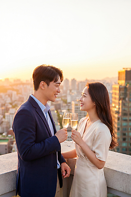 JPG 편집이미지 여자 기념일 남자 데이트 신혼부부 잔 대화 사랑 웃음 두명 햇빛 일몰 기쁨 도시 샴페인 옥상 건배 의료성형뷰티 경관 편집실사 AI인물포토 AI콘텐츠 식기 부부 감정 주류 표정 말하기 사람 풍경 이벤트 빛 노을 CG 신혼 파일형식 AI포토 자연요소 커플 음료 모션 관계