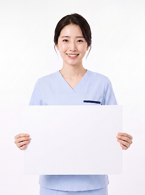 JPG 편집이미지 직업 손 여자 종이 백그라운드 의학 미소 들기 사람 간호사 의사 판넬 전문직 간호 간호복 의료성형뷰티 편집실사 AI인물포토 AI콘텐츠 유니폼 모션 표정 신체부위 의료진 CG 파일형식 AI포토 옷
