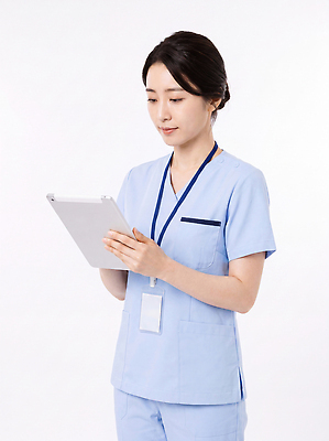 JPG 편집이미지 직업 여자 유니폼 의학 병원 미소 태블릿 간호사 간호 간호복 의료성형뷰티 편집실사 AI인물포토 AI콘텐츠 옷 표정 사람 전자제품 스마트기기 의료진 CG 파일형식 AI포토