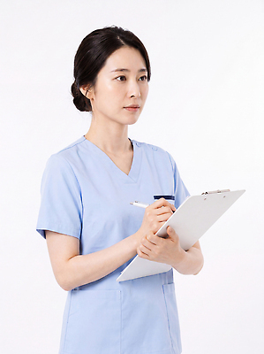 JPG 편집이미지 여자 종이 의학 미소 펜 진료 간호사 기록 전문직 집중 간호복 의료성형뷰티 편집실사 AI인물포토 AI콘텐츠 직업 컨셉 유니폼 표정 사람 필기구 의료진 CG 파일형식 AI포토 옷 문구용품 오브젝트