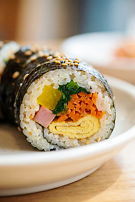 JPG 편집이미지 접시 음식 계란 식사 당근 맛 김 김밥 햄 단무지 편집실사 AI포토 AI콘텐츠 식기 컨셉 뿌리채소 육류 알 해조류 CG 파일형식 채소 식재료 해양식물 수중식물 식물