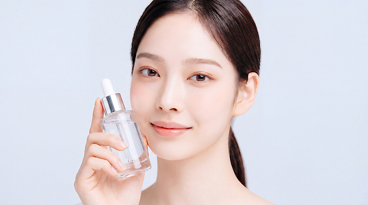 JPG 편집이미지 손 여자 얼굴 포즈 미소 화장 뷰티 화장품 상품 피부 스킨케어 의료성형뷰티 세럼 편집실사 AI인물포토 AI콘텐츠 표정 사람 신체부위 CG 파일형식 AI포토