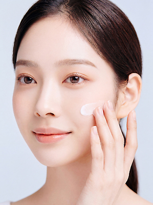 JPG 편집이미지 손 여자 얼굴 관리 화장 뷰티 화장품 피부 크림 스킨케어 의료성형뷰티 편집실사 AI인물포토 AI콘텐츠 사람 신체부위 CG 파일형식 AI포토
