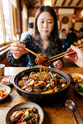 JPG 편집이미지 여자 음식 채소 젓가락 한국 육류 요리 식당 식사 면류 고객 즐거움 찜닭 의료성형뷰티 편집실사 AI인물포토 AI콘텐츠 감정 아시아 식재료 수저 사람 상점 CG 닭고기요리 파일형식 AI포토 식기 나라