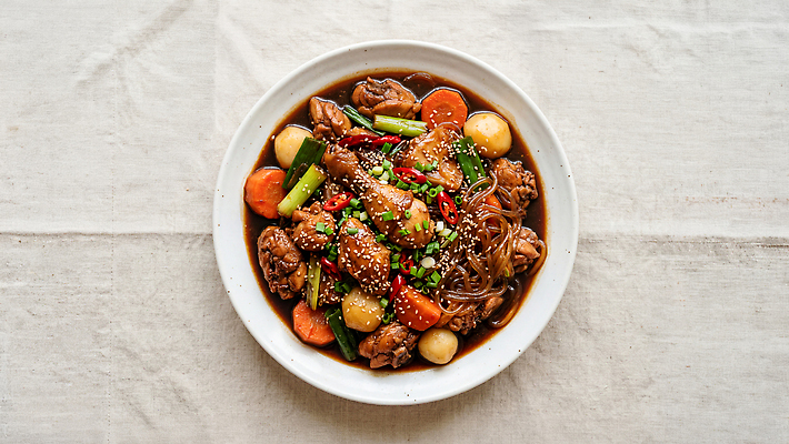 JPG 편집이미지 채소 건강 육류 요리 식사 닭고기 면류 양념 맛 볶음 정성 찜닭 편집실사 AI포토 AI콘텐츠 음식 컨셉 식재료 CG 닭고기요리 파일형식