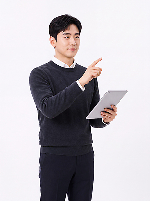 JPG 편집이미지 옷 남자 포즈 설명 서기 태블릿 가리킴 비즈니스맨 스웨터 의료성형뷰티 편집실사 AI인물포토 AI콘텐츠 상의 비즈니스 모션 사람 손짓 전자제품 스마트기기 직장인 CG 파일형식 AI포토 직업