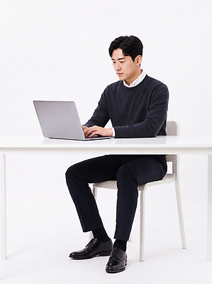 JPG 편집이미지 남자 사람 노트북 컴퓨터 사무실 작업 사무 비즈니스맨 집중 책상 의료성형뷰티 편집실사 AI인물포토 AI콘텐츠 가구 컨셉 비즈니스 전자제품 업무 직장인 CG 파일형식 AI포토 직업 생활용품 오브젝트