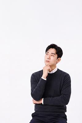 JPG 편집이미지 옷 남자 포즈 생각 표정 사람 비즈니스맨 의료성형뷰티 편집실사 AI인물포토 AI콘텐츠 비즈니스 직장인 CG 파일형식 AI포토 직업
