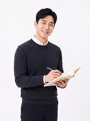 JPG 편집이미지 남자 생각 미소 사람 일상 펜 공책 방 기록 작업 비즈니스맨 집중 의료성형뷰티 편집실사 AI인물포토 AI콘텐츠 컨셉 비즈니스 문구용품 표정 라이프 필기구 직장인 CG 파일형식 AI포토 직업 생활 오브젝트