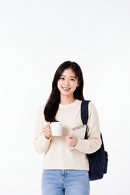 JPG 편집이미지 여자 커피 대학생 가방 휴식 밝음 미소 청년 일상 노트북 의료성형뷰티 스타일 편집실사 AI인물포토 AI콘텐츠 학생 잡화 음료 컨셉 표정 사람 성인 라이프 전자제품 CG 파일형식 AI포토 생활